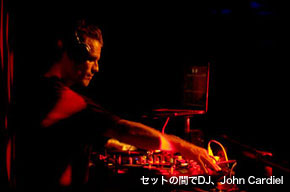 セットの間でDJ、John Cardiel